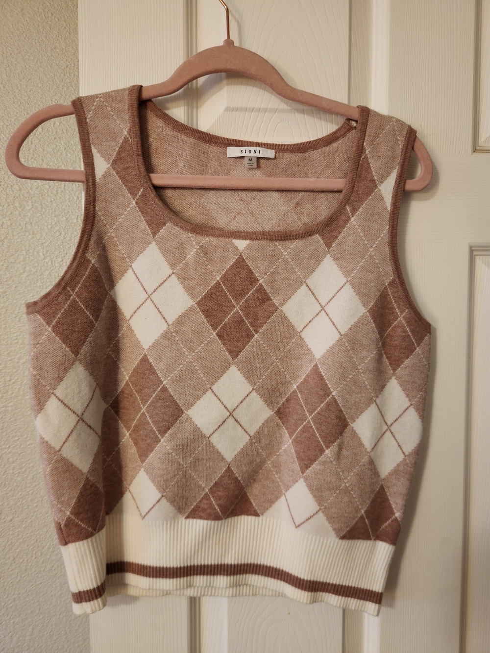 Sioni Argyle Knit Sweater Vest in Beige & White